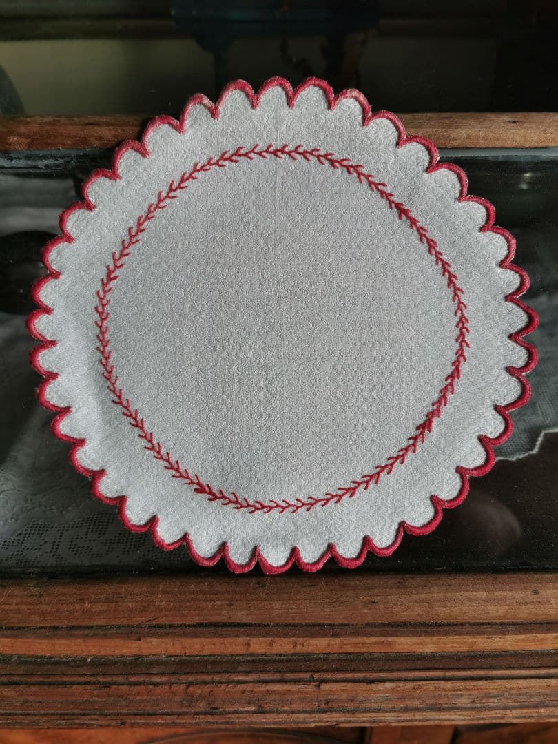 アンティークフランス ピケ風モチーフダマスク織❖〰️ 赤糸刺繍花型