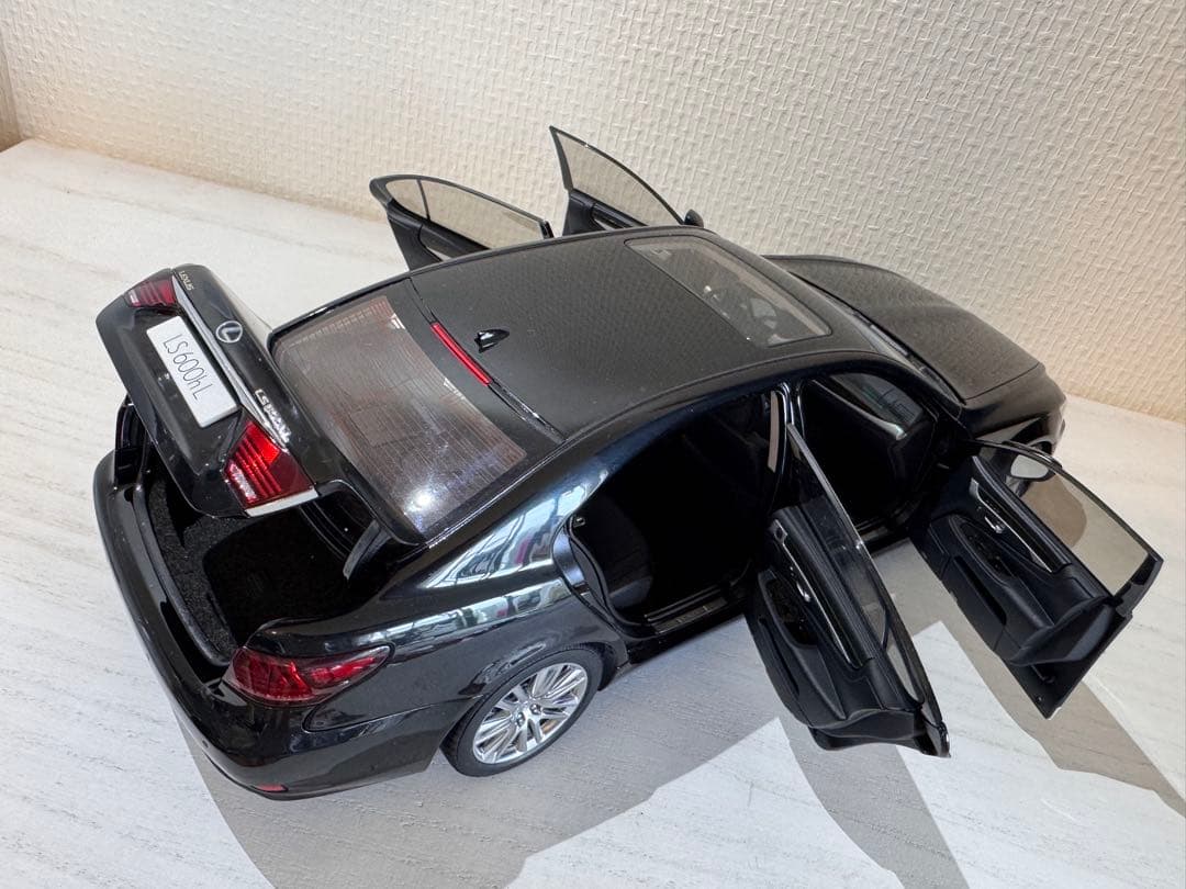 Lexus LS600h ブラック 1/18 ミニカー