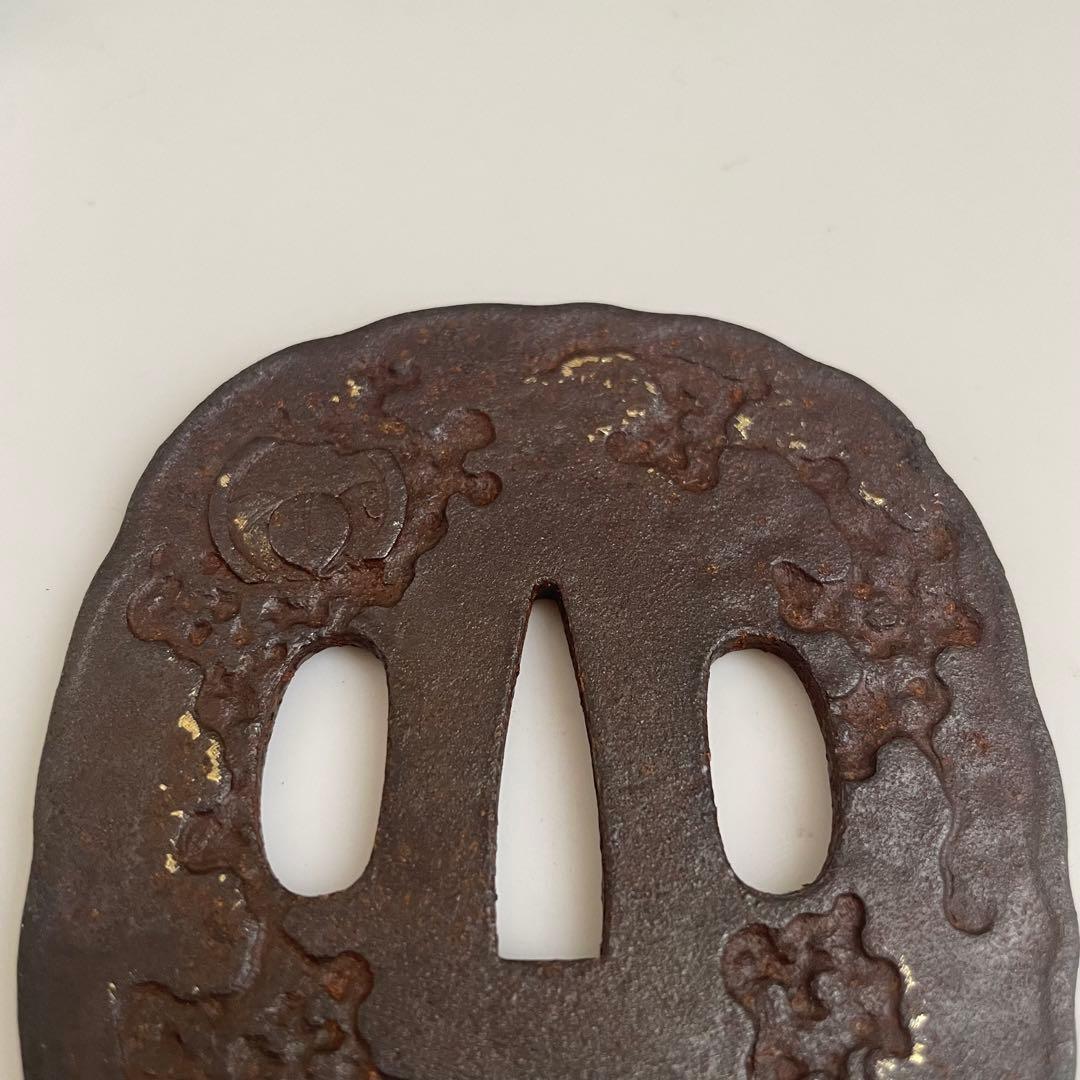 薄*明様 鐔　上作　江戸時代　鉄地金象嵌　瓦に古銭　家紋図