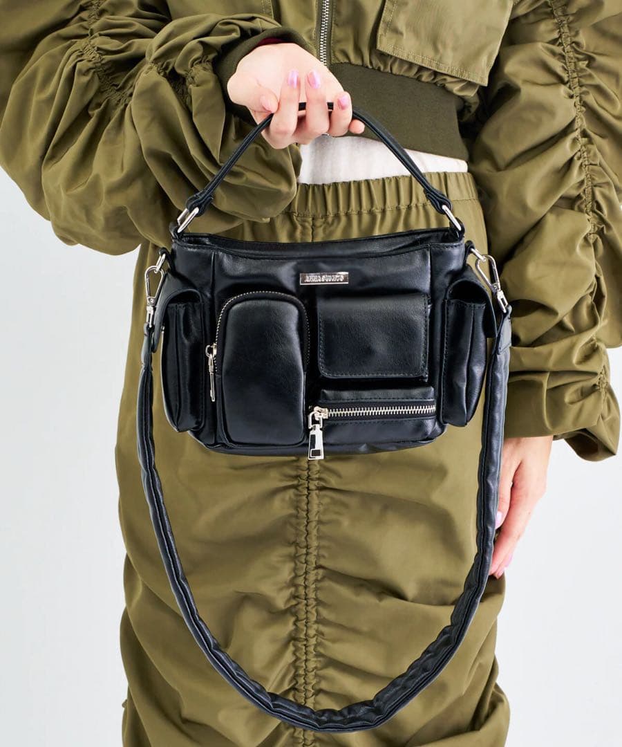 ANNA SUI NYC マルチポケットチビバッグ （メタリックブラック）