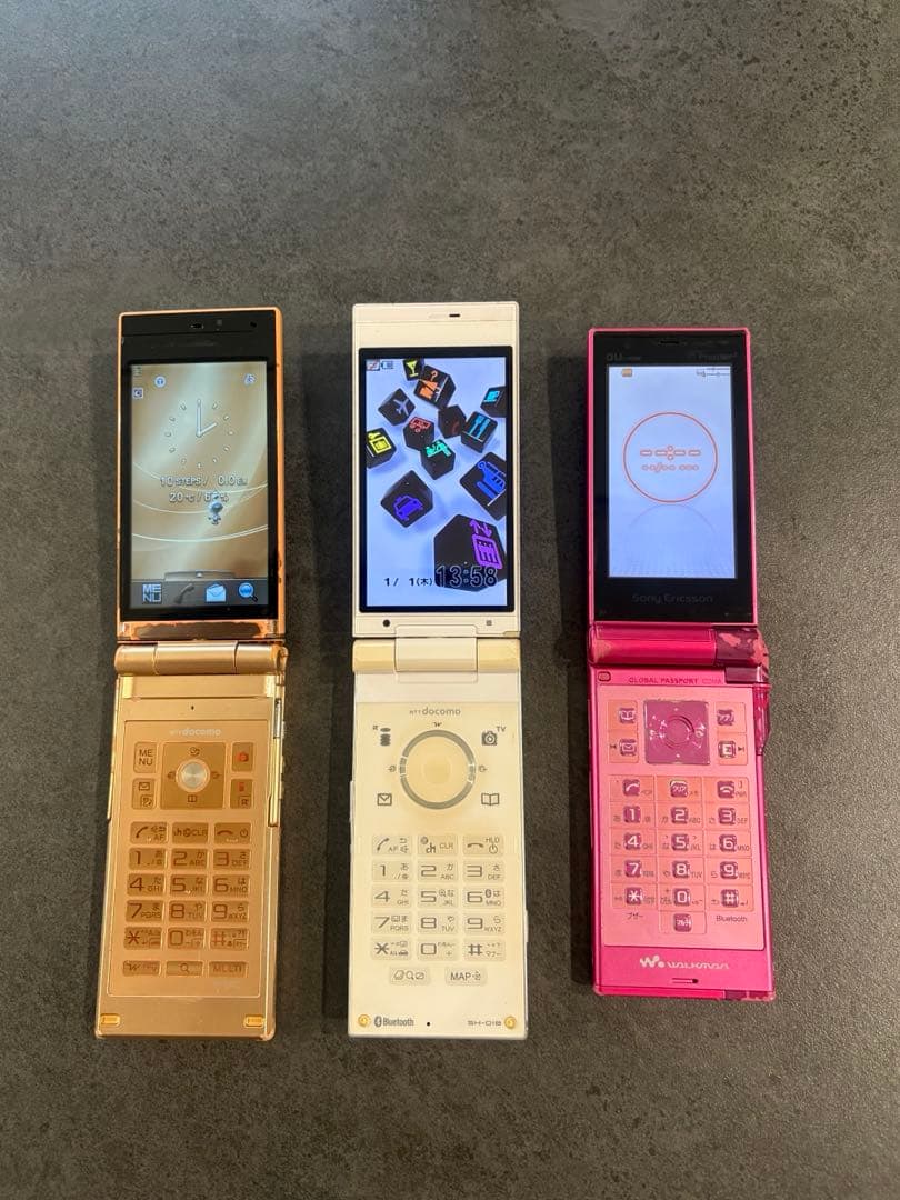 docomo au ガラケー パカパカまとめ売り - メルカリ