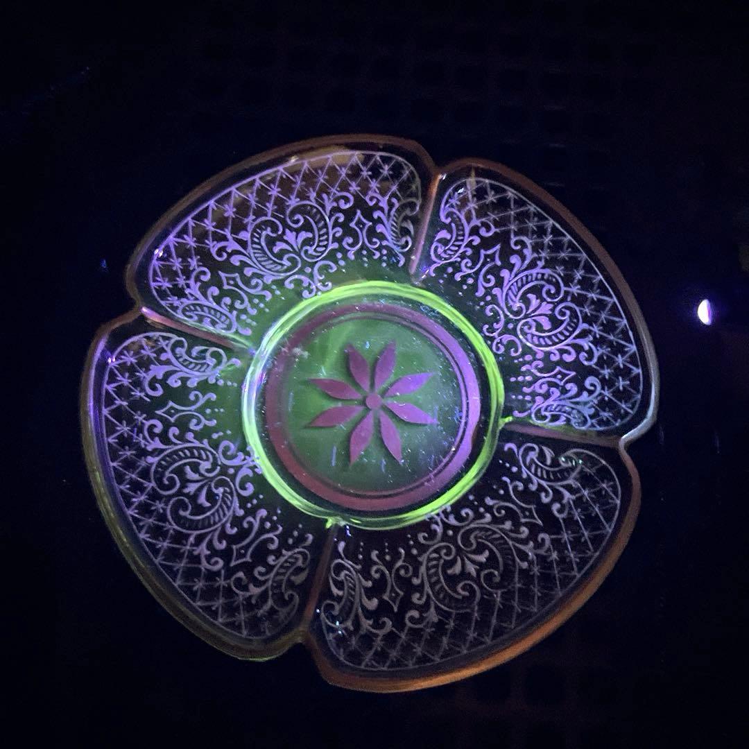 骨董 時代ガラス 精密エナメル絵付け 金彩 四葉型 ウランガラス