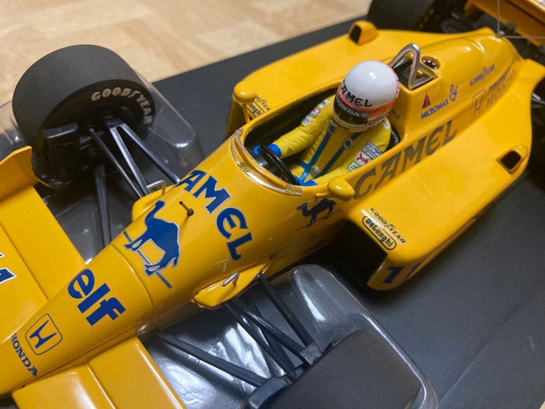 ミニチャンプス(キャメル仕様)‼️ロータスホンダ99T ライドオンセナ1/18