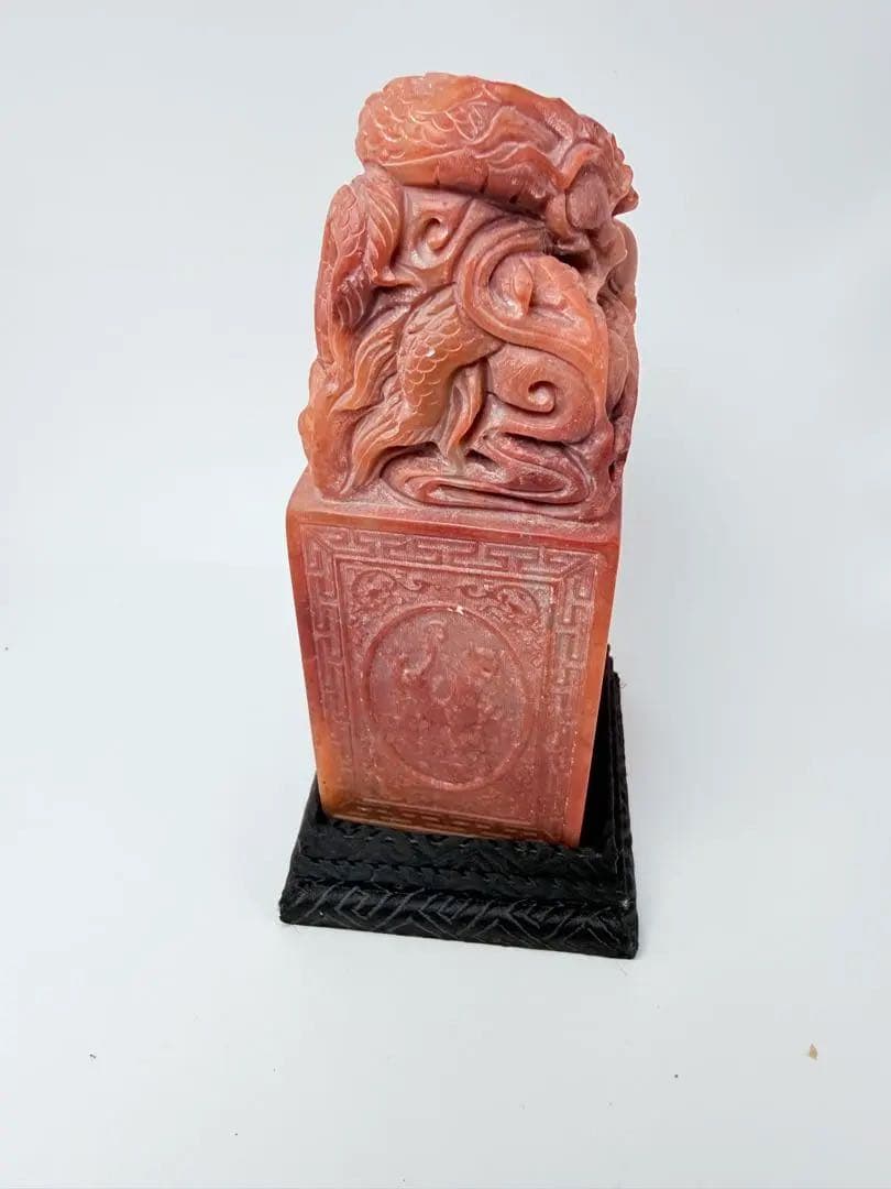 獅子とドラゴンの石彫刻