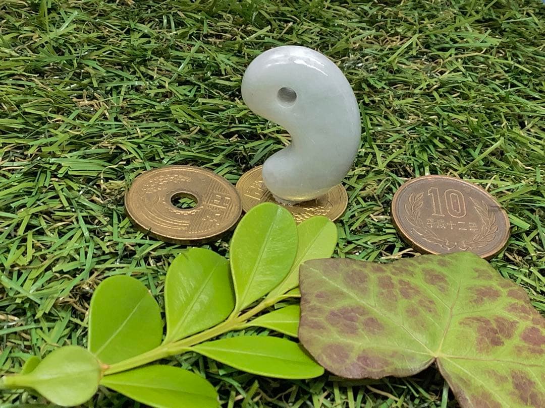 高品質灰青混じり色ヒスイ 糸魚川翡翠ジェダイト 艶照り良好‼️ 外部