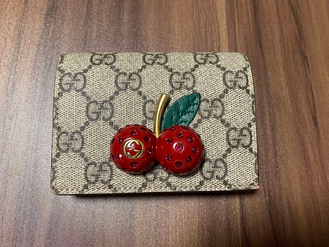 GUCCI さくらんぼ 二つ折り財布 美品✨GUCCI ストーン抜けなしチェリー
