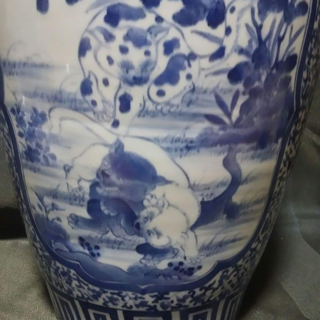 お値引き 古伊万里 大きな壺 白抜き蛸唐草模様に猫が三匹の通販はau