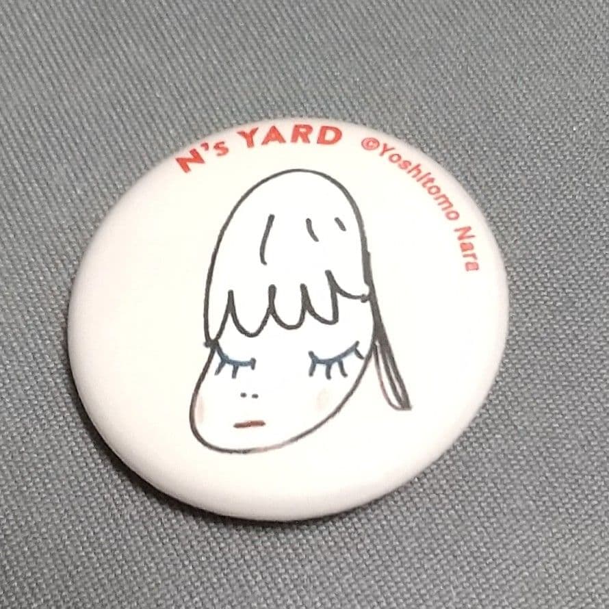 美術館グッズ【11926】 ミニ缶バッジ N'sYARD（奈良美智） - メルカリ