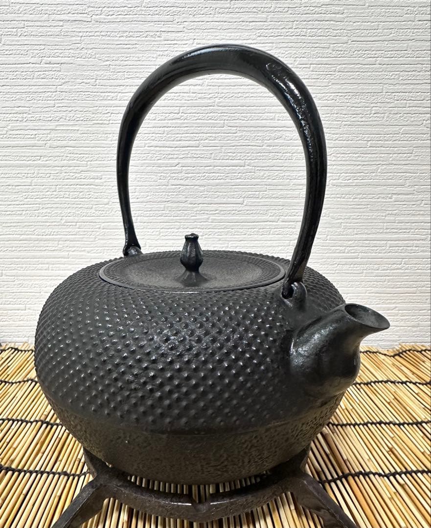 未使用品　南部伝統工芸士 及川寛治作　１８型姥口 アラレ　南部鉄瓶　南部鉄器