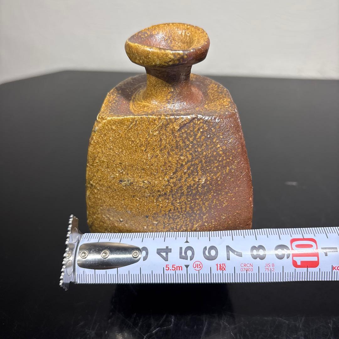 真作　隠崎隆一　三つ足備前徳利　高さ約13.5センチ