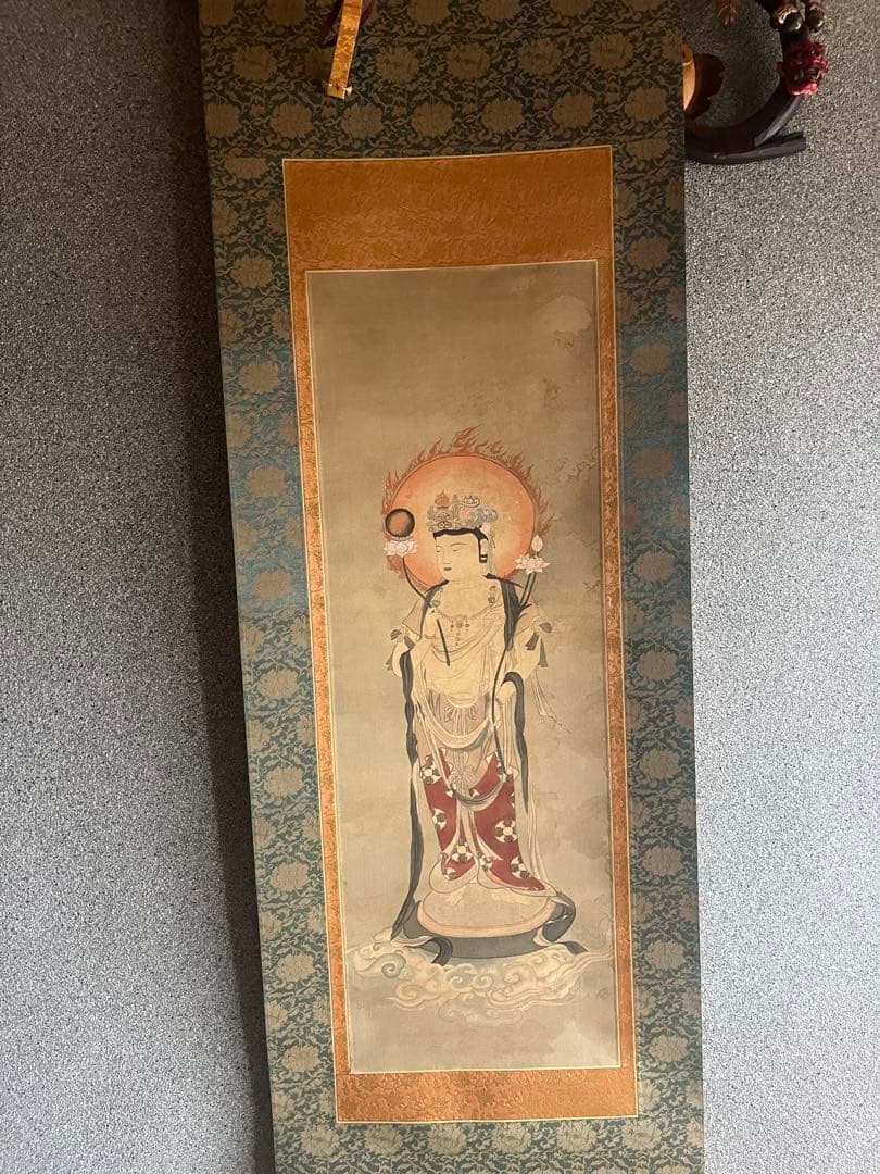 観音 菩薩 掛軸 蓮の花付き - メルカリ