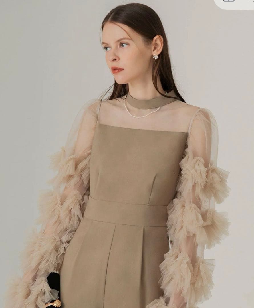 ラスト‼️値下げ　Leja 大人気　フリル袖付き　ベージュ パンツドレス　M