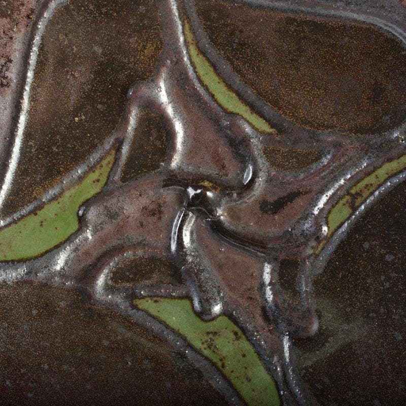 河井博次作 鐵飴緑釉筒描皿 飾皿 河井紅苑