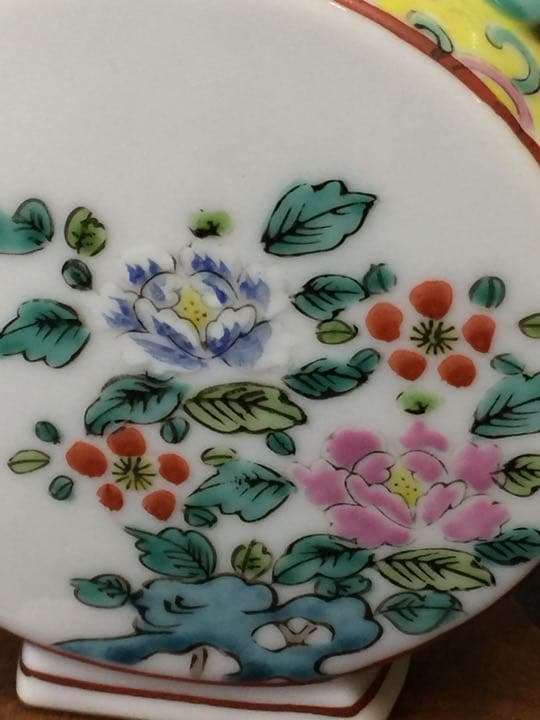 乾隆年製 粉彩 色絵 双耳 花卉人物瓶。年代物