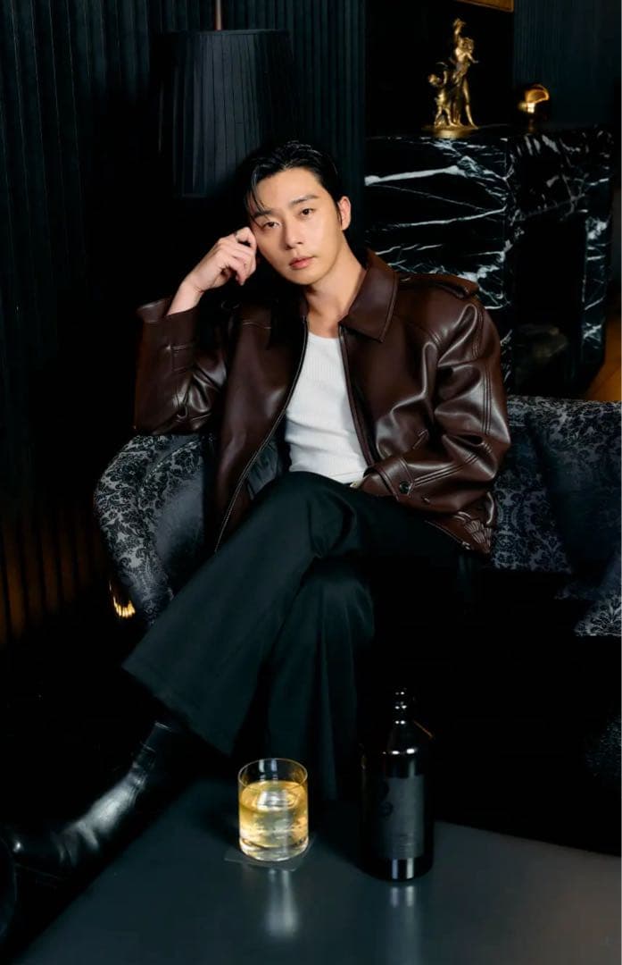 パクソジュン✨ Twenty Six ウイスキー 黒ボトル パク・ソジュンがクリエイターとして参画し、 アンバサダーを担う