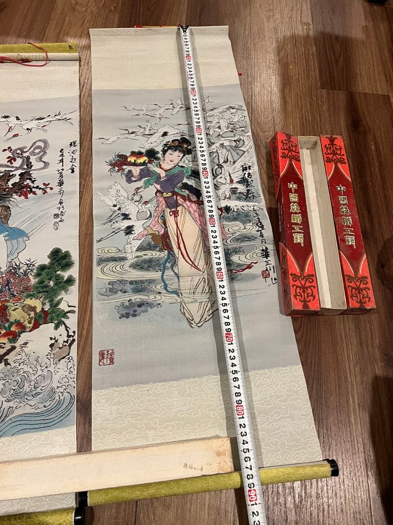 華三川が制作した『麻姑献寿』の絹織り絵で、杭州絹織工芸廠によって製造されたもの