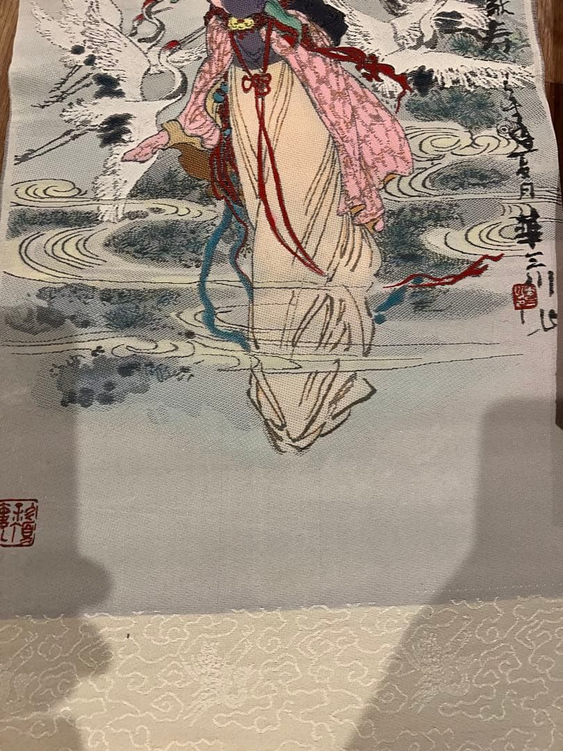 華三川が制作した『麻姑献寿』の絹織り絵で、杭州絹織工芸廠によって製造されたもの