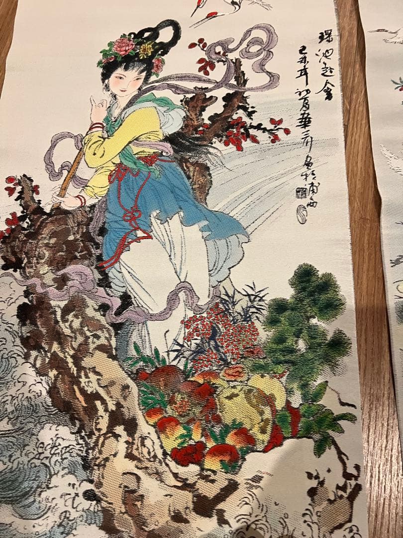 華三川が制作した『麻姑献寿』の絹織り絵で、杭州絹織工芸廠によって製造されたもの