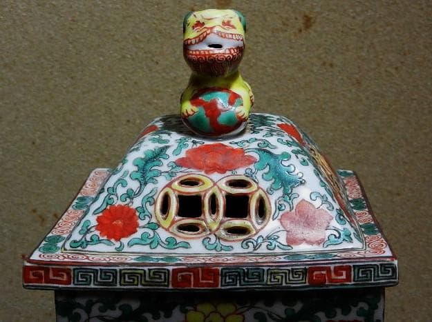 獅子蓋色絵透し彫り角型四脚香炉「大明萬曆年製」