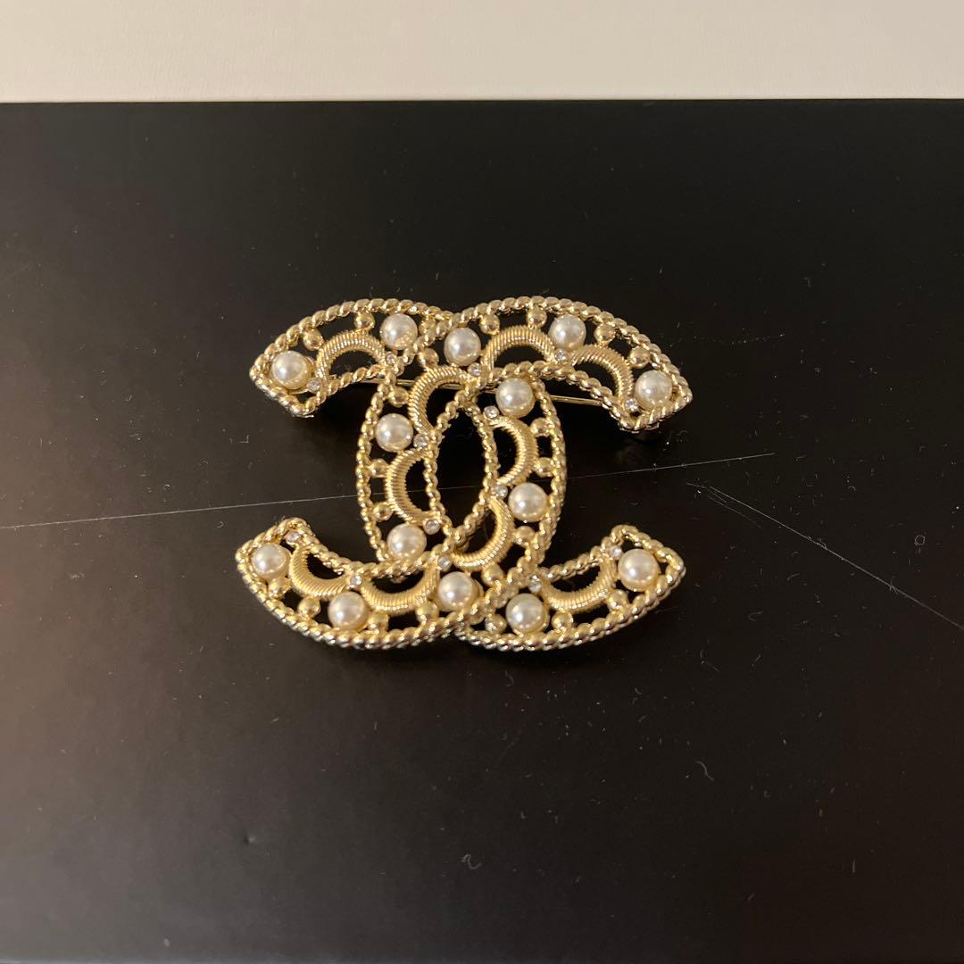 CHANEL ダブルCロゴブローチ ゴールド CHANEL ダブルCロゴ ゴールドクリスタルブローチ ノベルティ - メルカリ