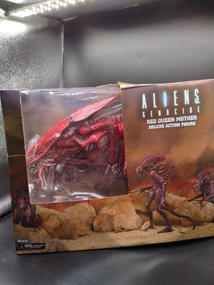 ペニーワイズ フィギュアとレッドクイーンマザー