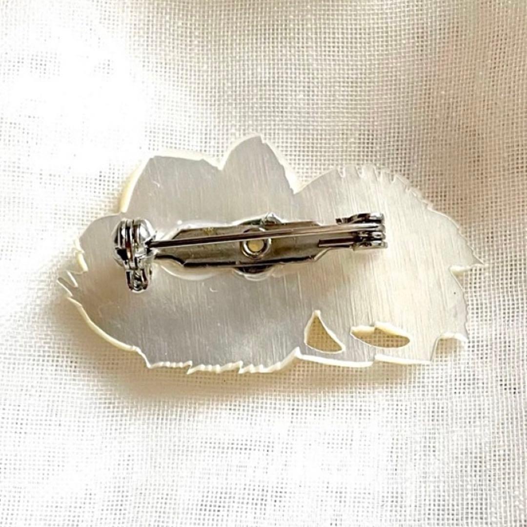 ヴィンテージブローチ 白珊瑚 薔薇彫刻 ホワイトローズ サンゴ バラ花