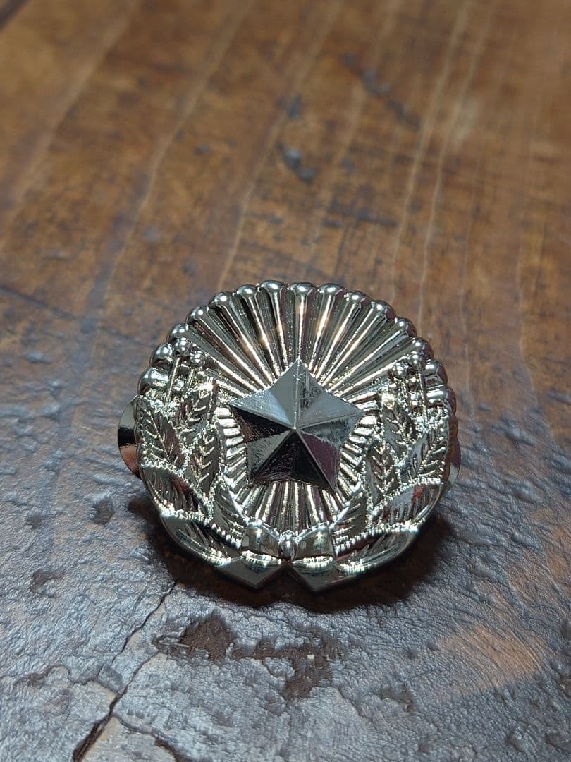 レプリカ】副署長章 次長章 メッキ 徽章 胸章 ピンバッジ - メルカリ