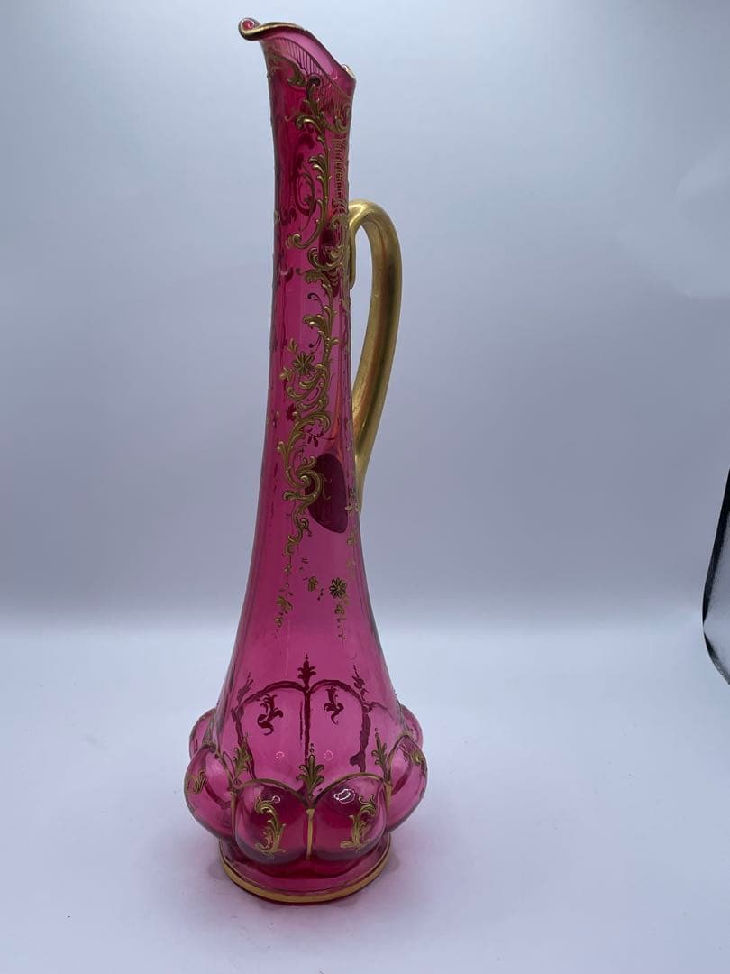 ピンクのガラス製の花瓶 ピンクのガラス製の花瓶