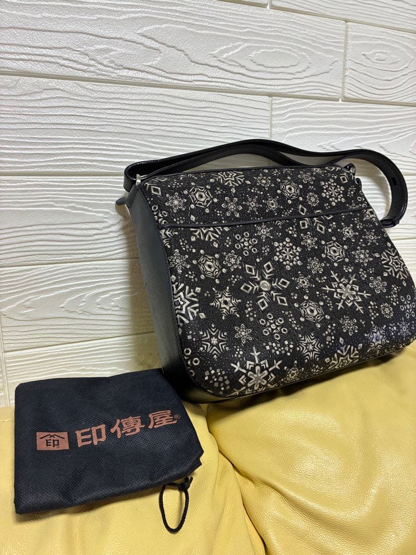 極美品　印傳屋 リカレア 雪の結晶　ショルダーバッグ