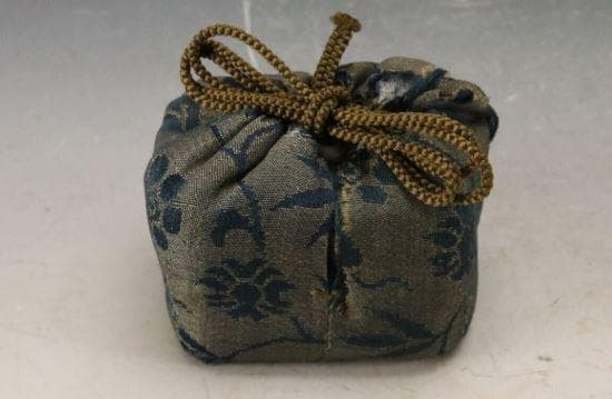 桃山時代】古唐津 絵唐津香合 金銀字形 黒柿箱 - メルカリ