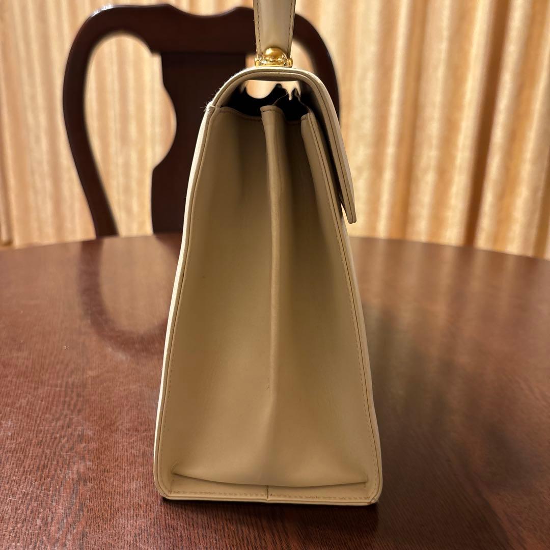 フェラガモ ガンチーニ トップハンドル 白　ショルダー付属