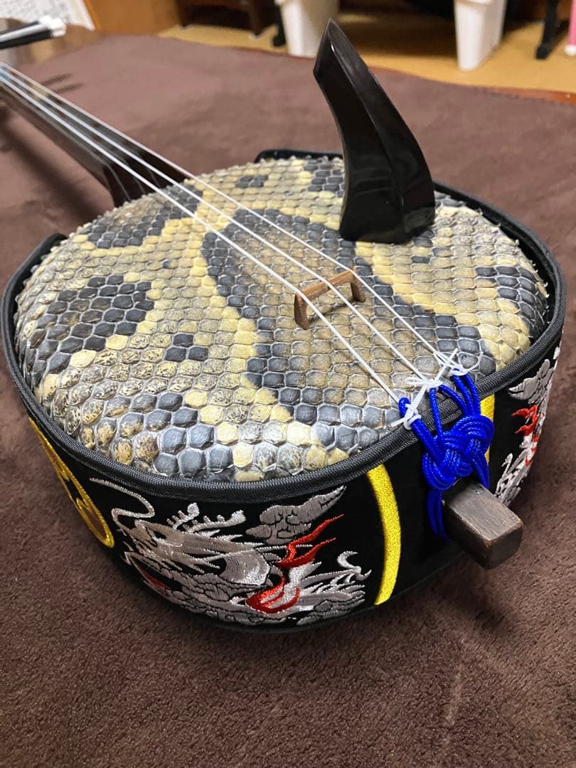 沖縄三線ワンランク上(上質黒檀)真壁型本皮一枚張りスンチ塗り期間限定