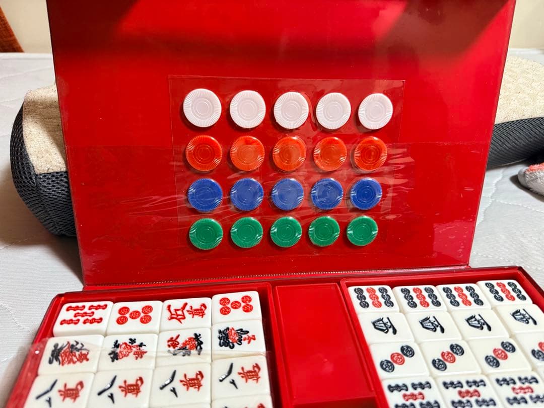 麻雀牌セット 伝統的デザイン 赤いケース付き