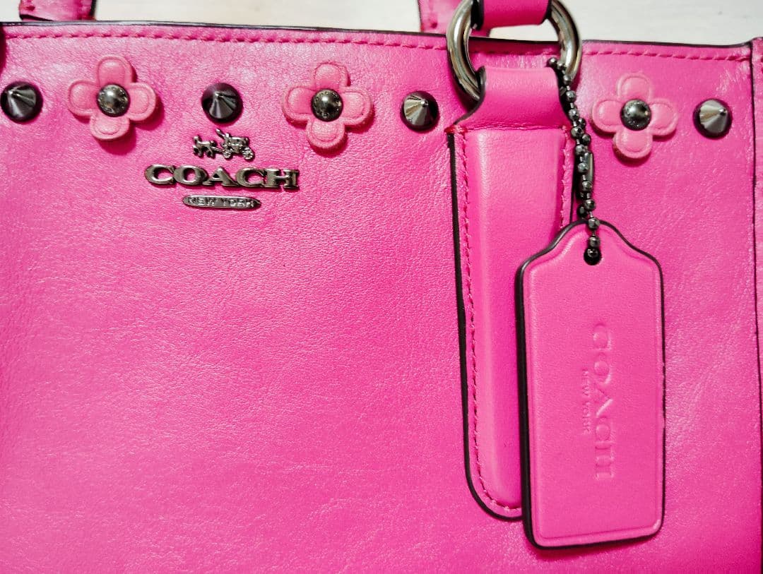 まゆちゃん　コーチ マゼンタ スタッズ フローラルレザー クロスビート