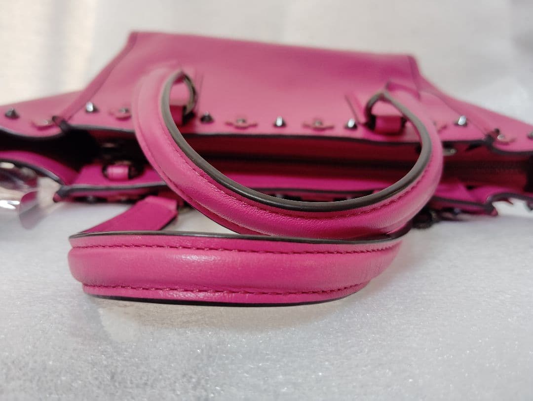 まゆちゃん　コーチ マゼンタ スタッズ フローラルレザー クロスビート