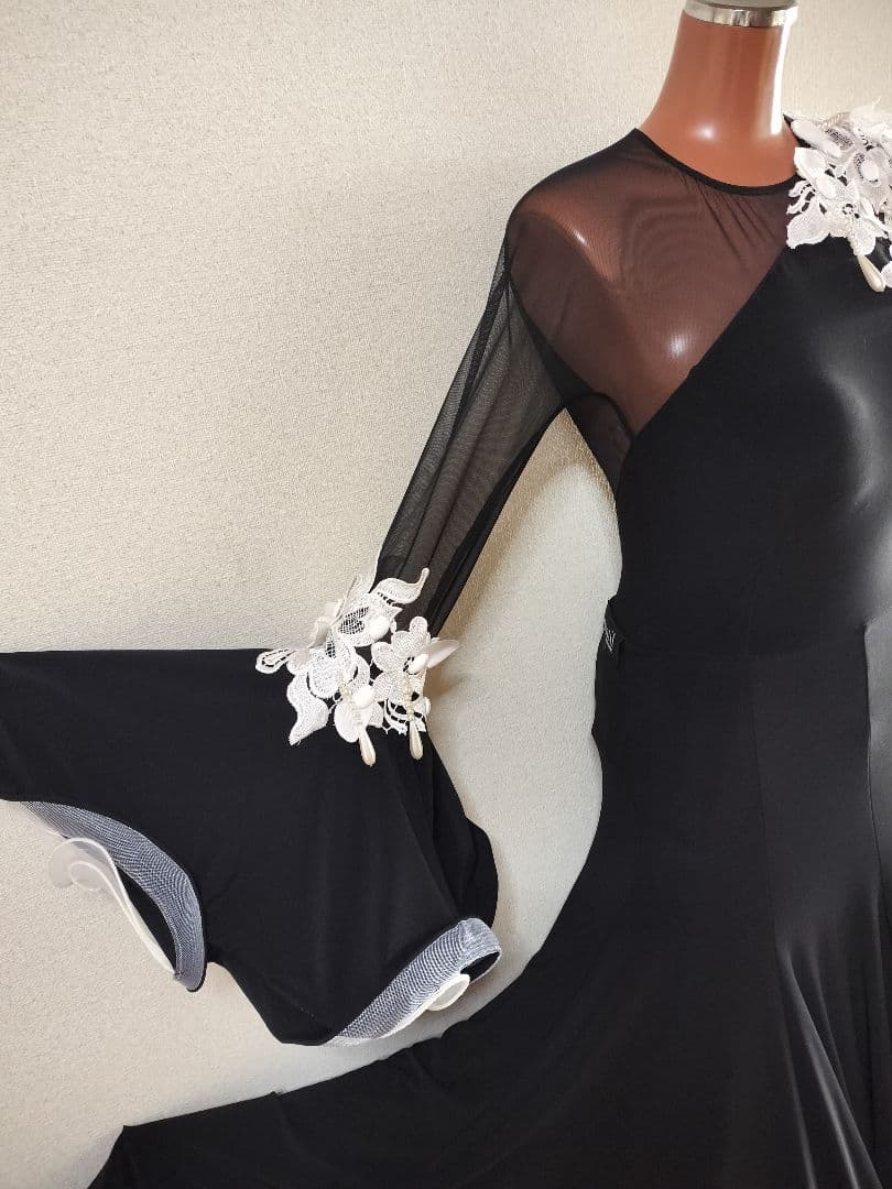 ジャンティ社交ダンス、スタンダードドレス、黒いドレスに白い小花が素敵！