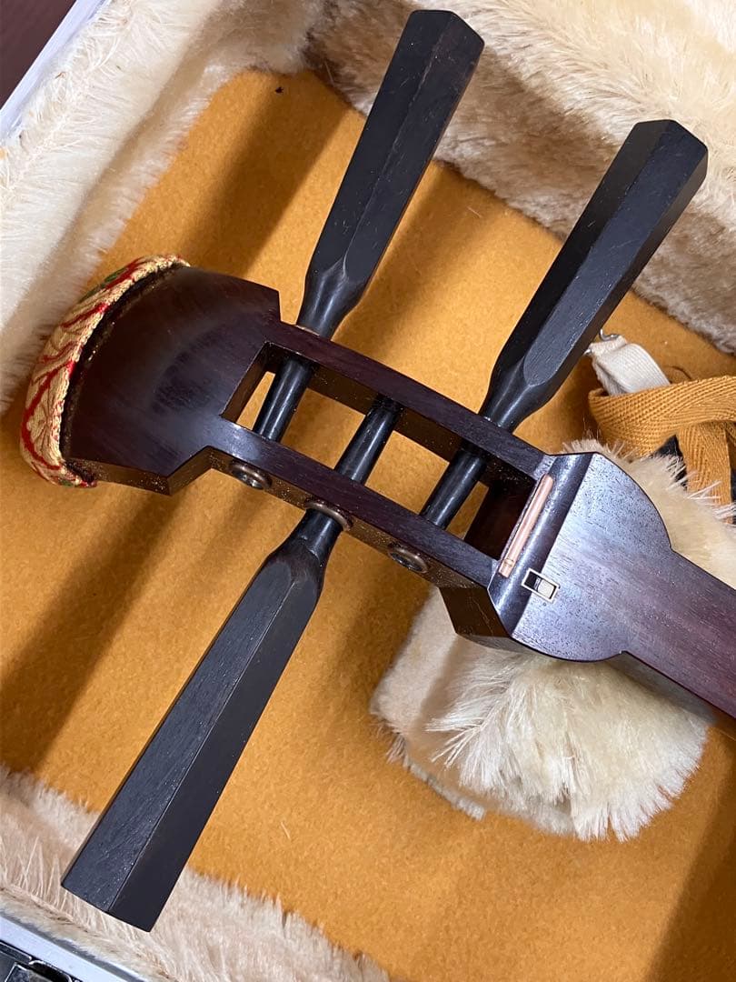 ①三味線 本体 伝統的和柄装飾付き 和楽器 付属品各種 ハードケース