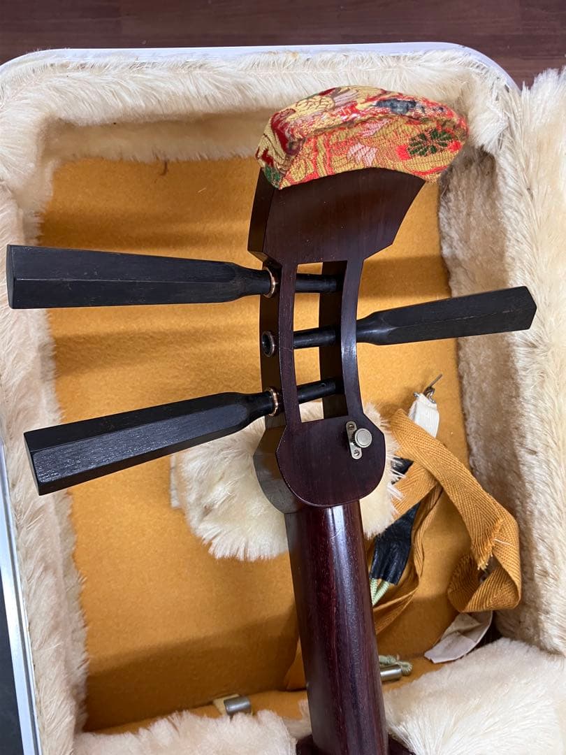 ①三味線 本体 伝統的和柄装飾付き 和楽器 付属品各種 ハードケース