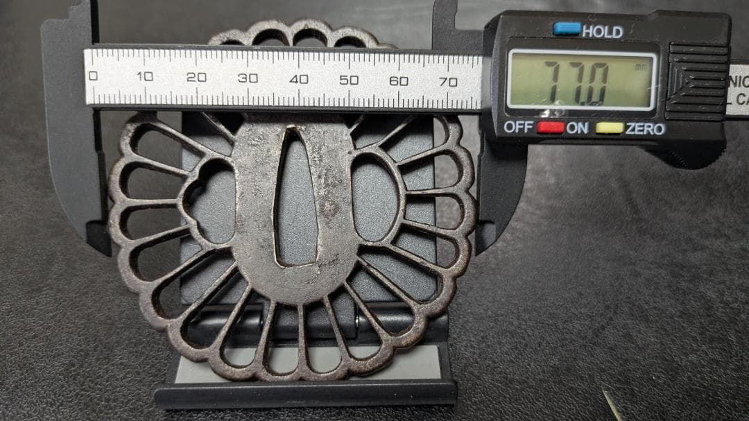 岩*ん様 無銘：菊花透かし 鉄鍔