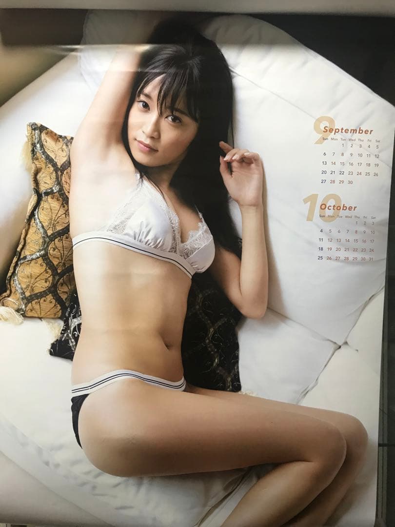 空前絶後のハイパーボディ❣️ 小島瑠璃子 2018年度カレンダー 直筆