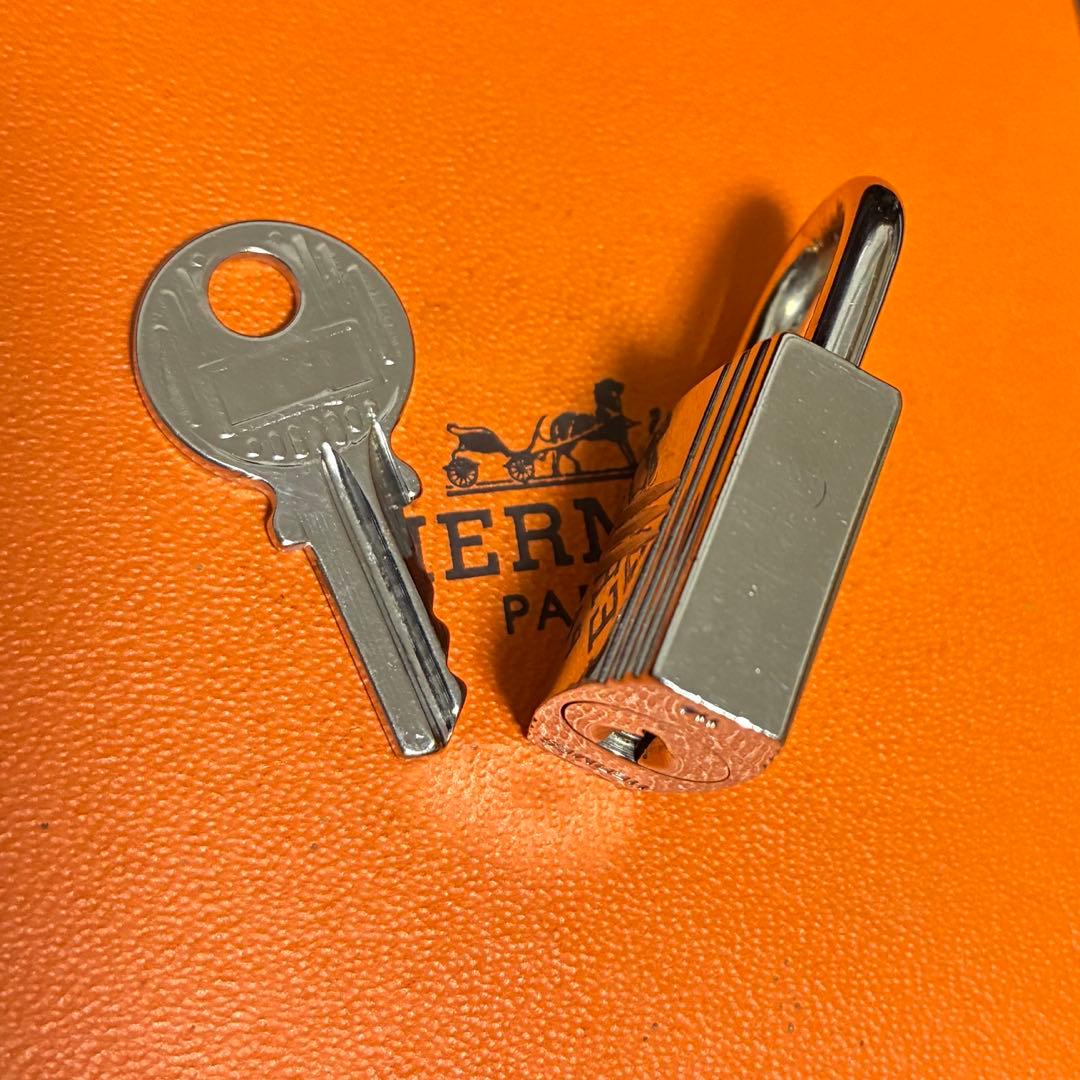 エルメス シルバー カデナ 南京錠 パドロック 鍵 キー NO114 - メルカリ