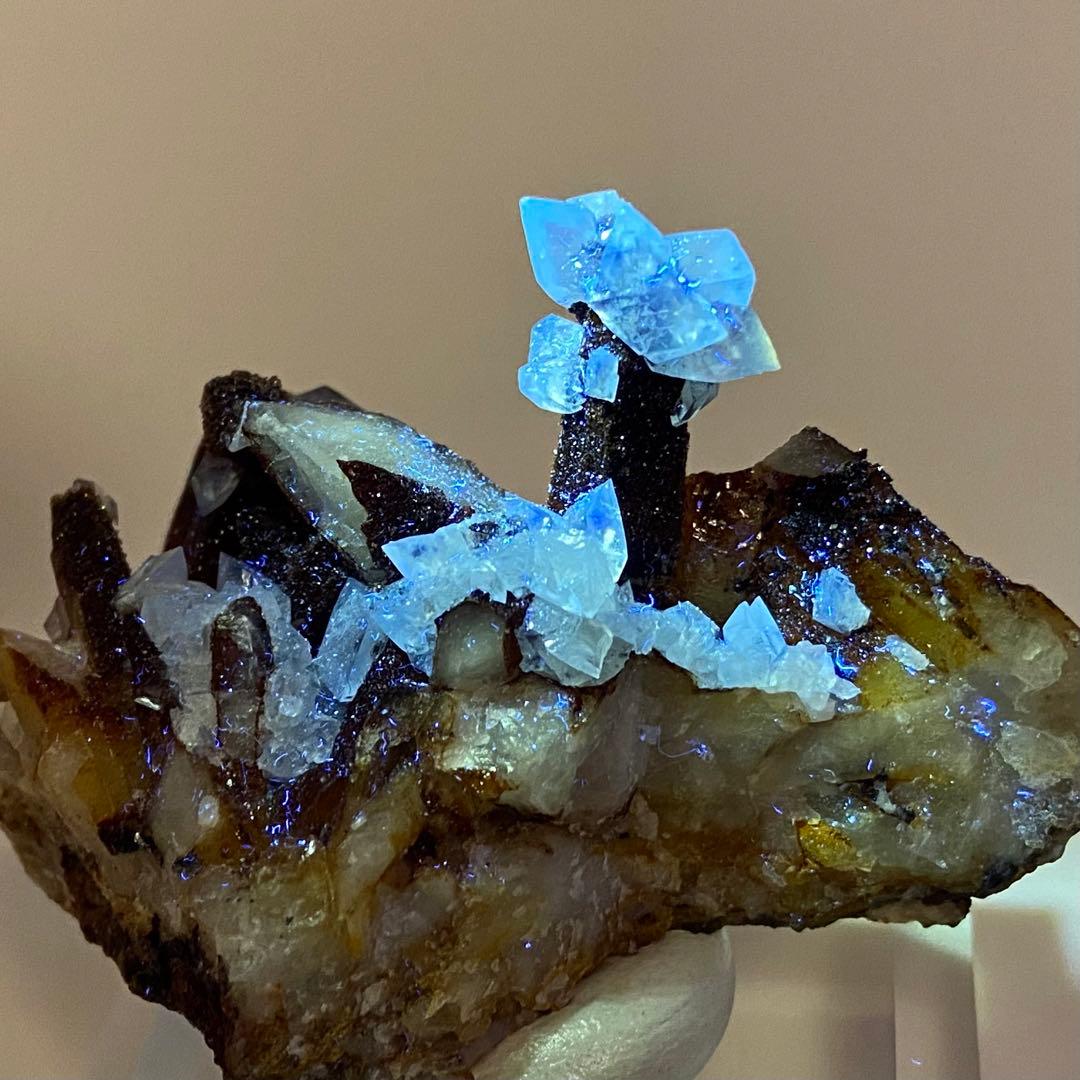 クォーツ カルサイト ロシア産 鉱物標本 原石 天然石 ストーン 共生 蛍光