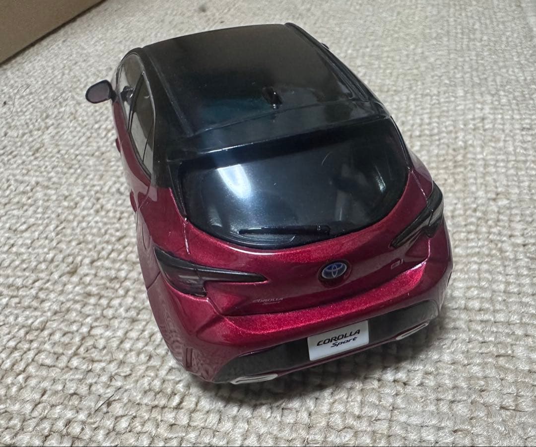 トヨタ　カローラスポーツ　カラーサンプル　ミニカー　ブラック✖️レッド