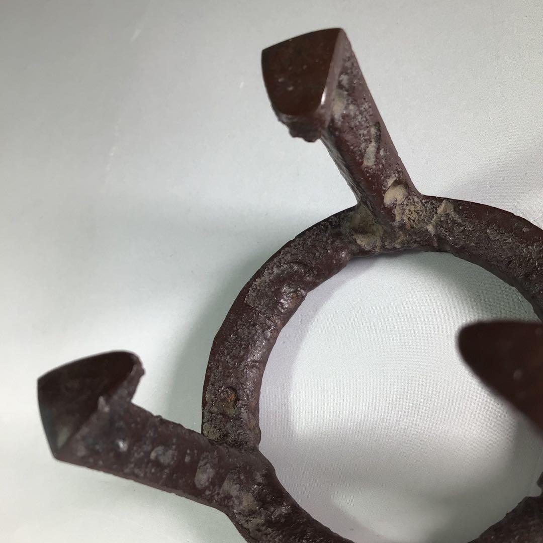 Ｐ９６０　蓋置　『人間国宝　高橋敬典造』『鉄製』『五徳蓋置』　共箱　茶道具