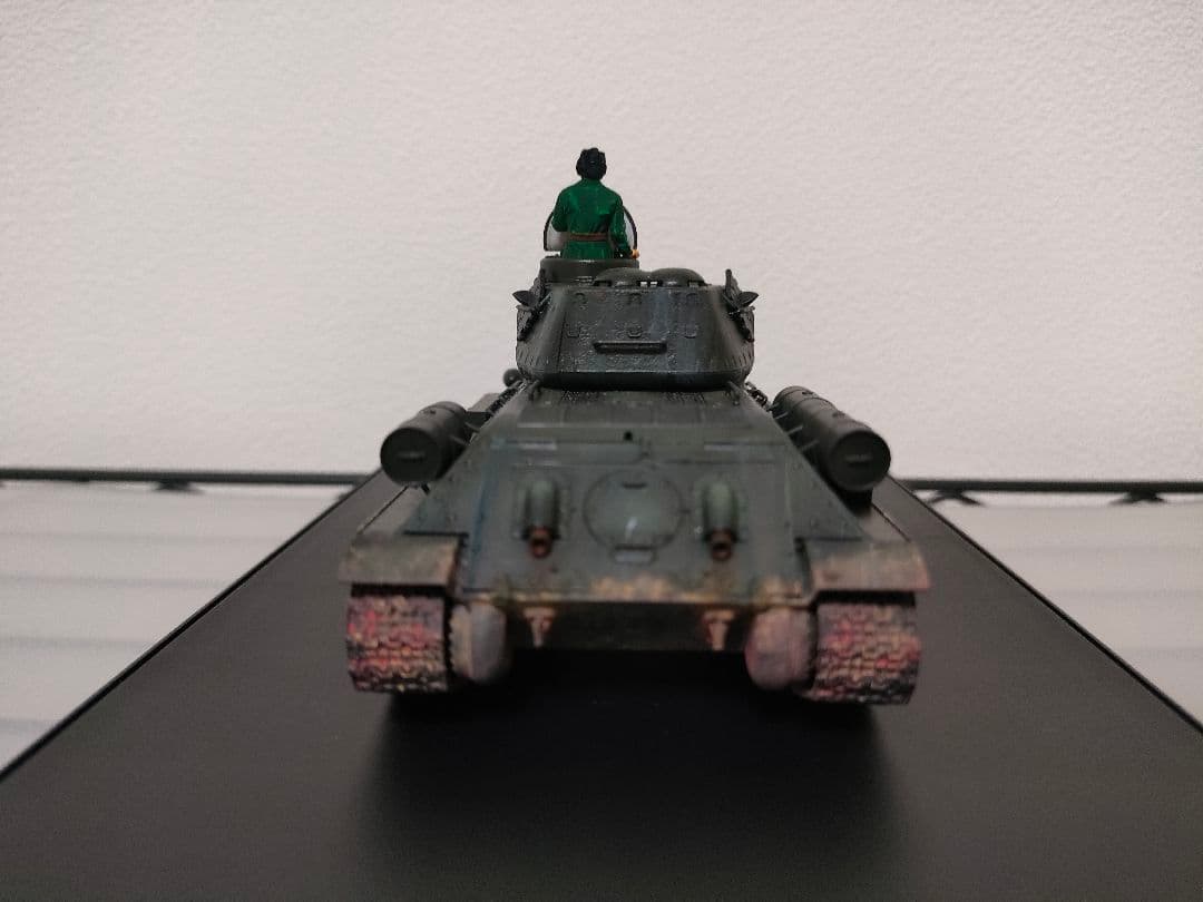 タミヤ1/48ソ連T34/85完成品　（ディスプレイケース付き）
