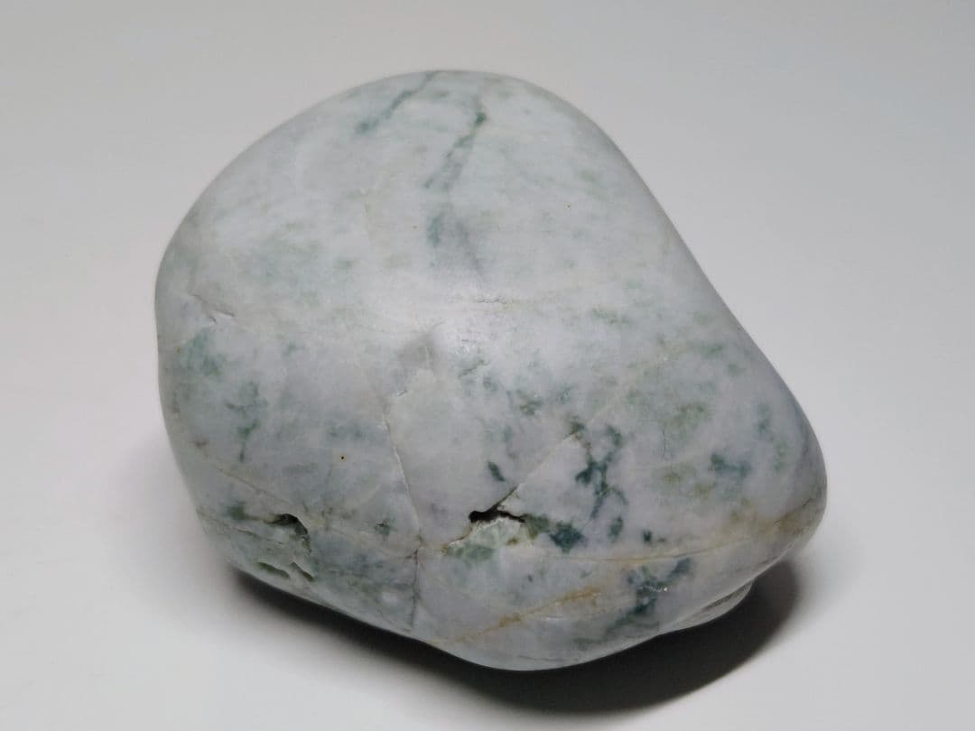 糸魚川136 翡翠 275g ヒスイ 原石 鑑賞石 自然石 誕生石 鉱物 鉱石