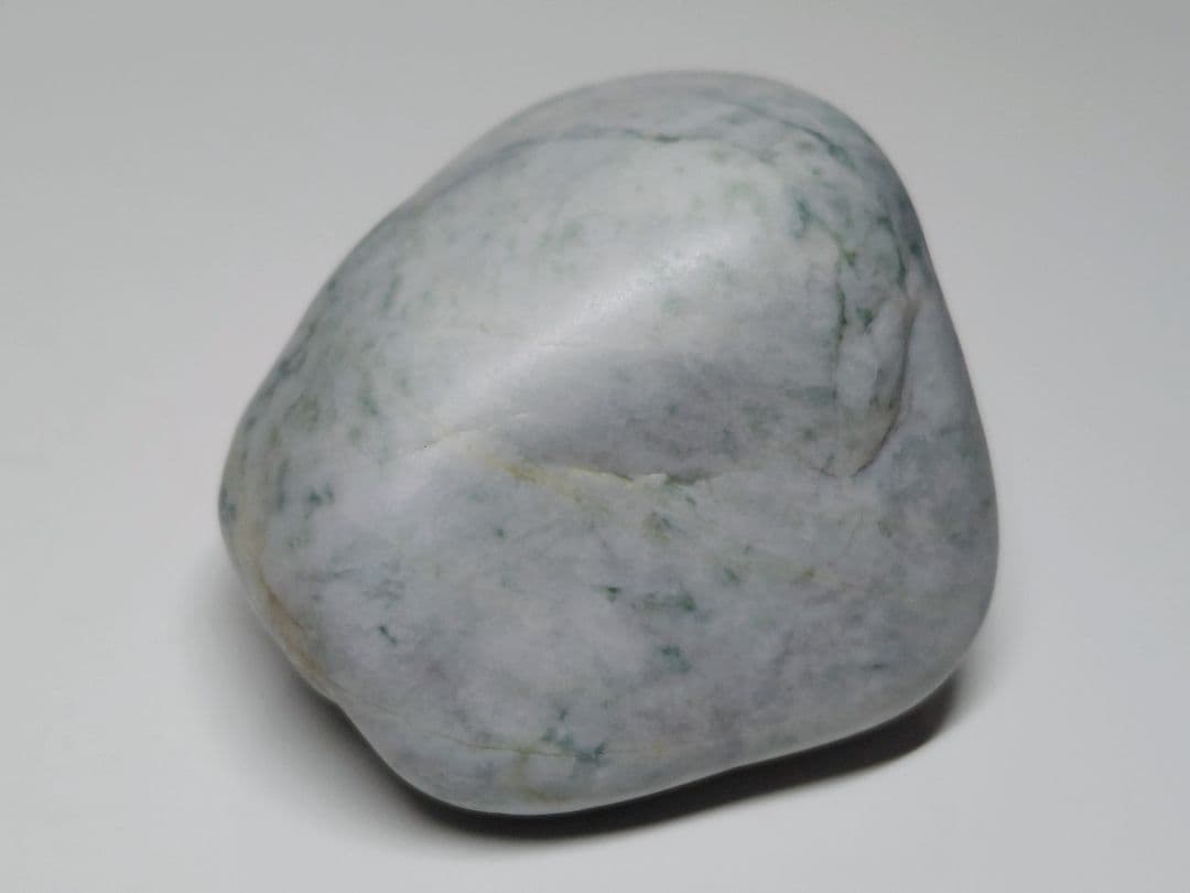 糸魚川136 翡翠 275g ヒスイ 原石 鑑賞石 自然石 誕生石 鉱物 鉱石