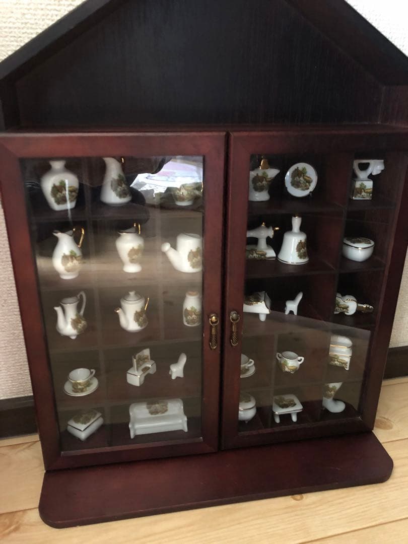 ミニチュアコレクション木製ケース付き、陶器セット 壁掛け、置き