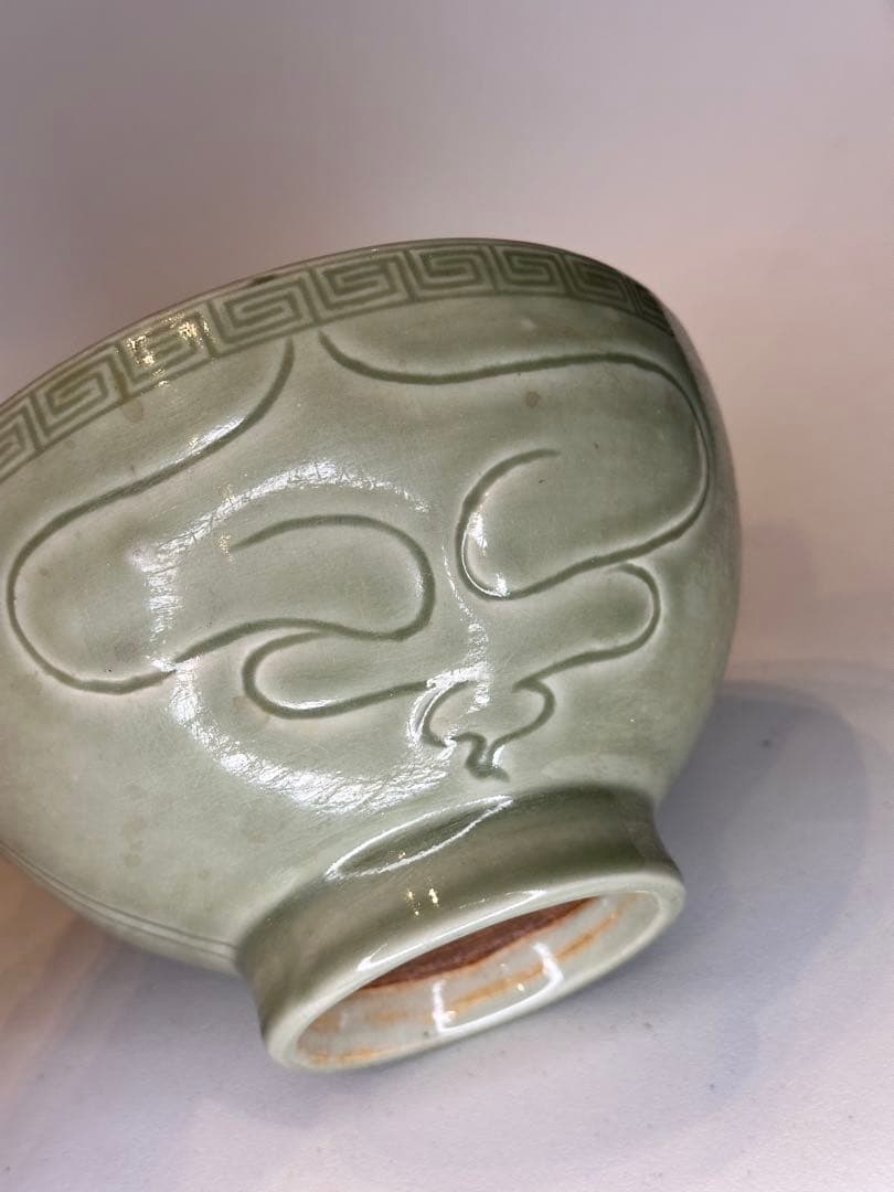 水芙蓉様｜明代 龍泉窯 青磁 大碗 内側刻人物・文字 「賢」刻