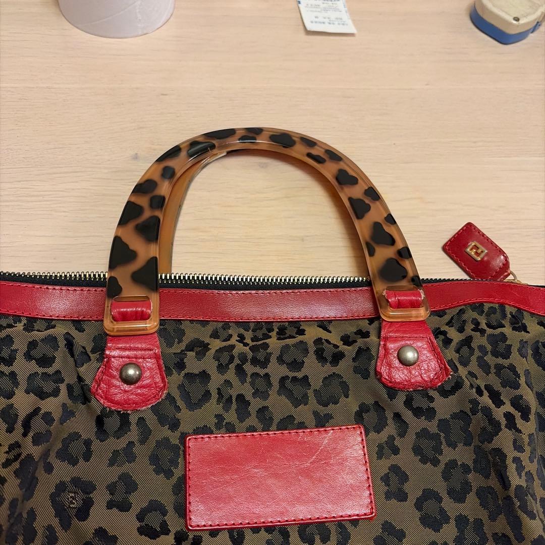 FENDI ヒョウ柄ハンドバッグ 可愛いハンドル 軽量 今年のラッキーカラー赤